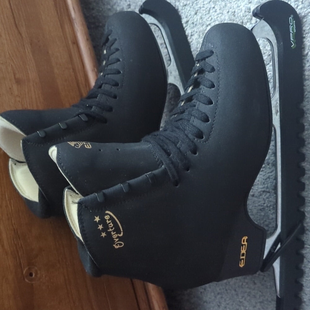 Edea Overture 255 D figure skates and Edea rotation blades